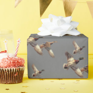 Vliegende Mallard eenden op grijs Cadeaupapier