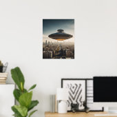 Vliegende schotel UFO over stad Poster (Thuiskantoor)