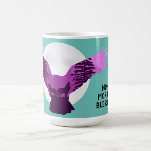 Vliegende uil silhouet met wolven in bos koffiemok