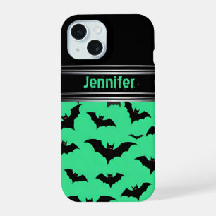Vliegende vleermuizen op groen: Spooky Halloween V iPhone 15 Hoesje