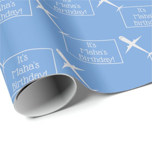 Vliegtuig dat gepersonaliseerde verjaardagsvlag op cadeaupapier (Rol Hoek)