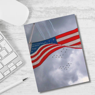 Vliegtuig in de lucht en Amerikaanse vlag, leuk, p Feestdagenkaart