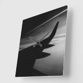 Vliegtuig in de lucht in zwart-wit vierkante klok (Hoek)