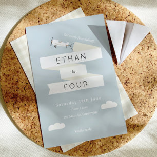 vliegtuig met banenkinderen op zaterdag uitnodige kaart