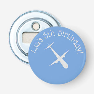 Vliegtuig op blauw gepersonaliseerd button flesopener