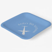 Vliegtuig op blauw gepersonaliseerd papieren bordje (Gebogen)