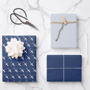 Vliegtuig op donkergrijs blauw inpakpapier vellen