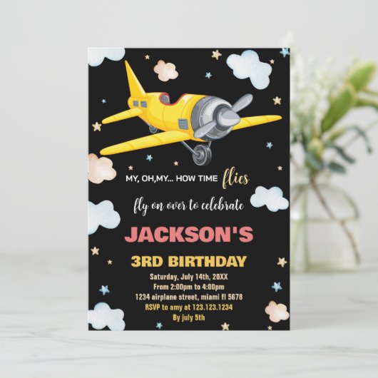 Vliegtuig Verjaardag Uitnodigingen Geel Zwart BK (Staand voorkant)