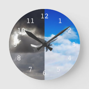 Vliegtuig vliegt uit de stormachtige lucht naar de ronde klok