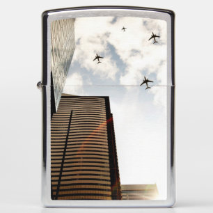 Vliegtuigen boven gebouwen