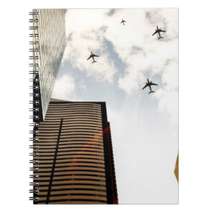 Vliegtuigen boven gebouwen notitieboek