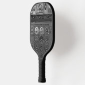 Vliegtuigen met piloot die vliegen met cockpitpilo pickleball paddle (Links)