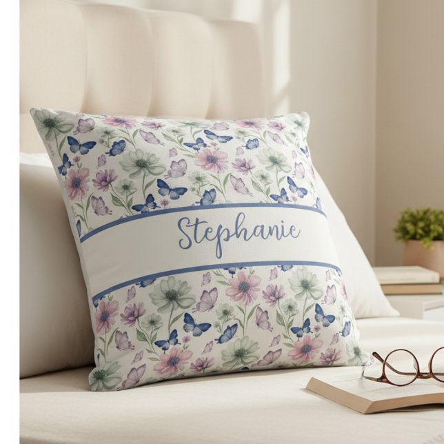 Vlinder- en bloementuinnaam kussen (A floral and butterfly throw pillow, a perfect birthday gift for a friend or daughter.)