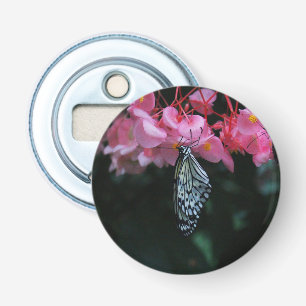 Vlinder hangend aan bloemen button flesopener