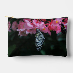 Vlinder hangend aan bloemen etui