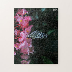 Vlinder hangend aan bloemen legpuzzel