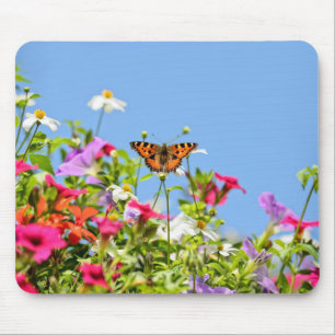 vlinder op bloemen en blauwe lucht muismat