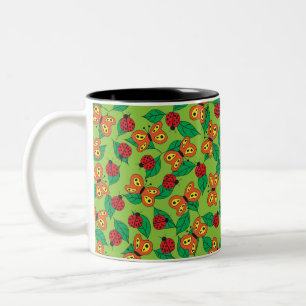 Vlinders en lieveheersbeestjes op groene bladeren tweekleurige koffiemok
