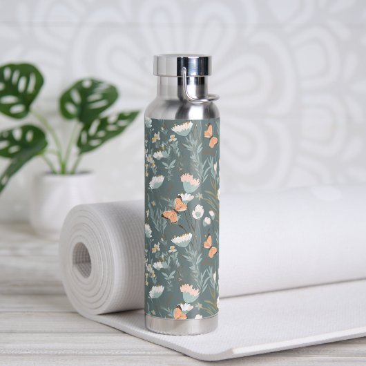 Vlinders en wilde bloemen op salie waterfles (Yoga)