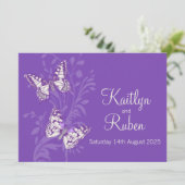 Vlinders paarse witte crème bruiloft uitnodiging (Staand voorkant)