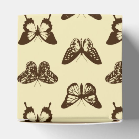 vlinderschets, chocoladebruin op beige bedankdoosjes (Bovenkant)