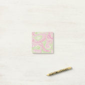 Vloeibare draai groen roze patroon post-it® notes (Op bureau)