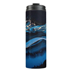 Vloeibare metalen goud in abstract blauw thermosbeker