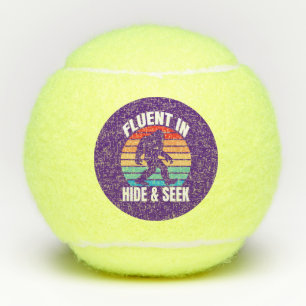 Vloeiend in Verstoppertje Spelen Grappige Bigfoot Tennisballen