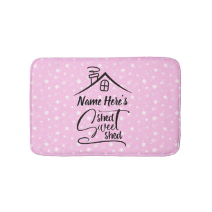 Voeg de naam Shed Sweet Shed Pink White Floral toe Badmat