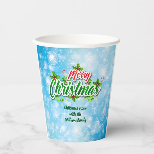 Voeg Familienaam toe die Merry KerstBlue aanpast Papieren Bekers (Voorkant)
