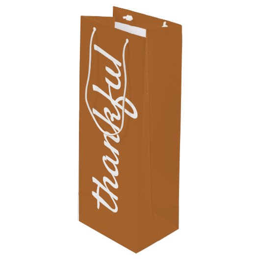 Voeg je aangepaste teksthandje met de letters Than Wijn Cadeautas (Voorkant Gekanteld)