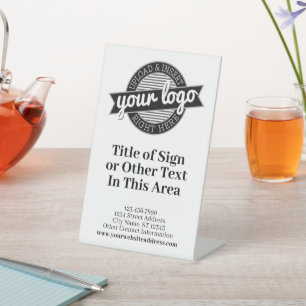 Voeg Logo en Lijst van de Diensten toe - de Reclam Reclamebord Met Voetstuk