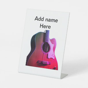 Voeg u tekst toe met een bruine akoestische gitaar reclamebord met voetstuk