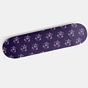 Voeg uw Initiaal Paarse ruimtedriehoeken toe aanpa Skateboard