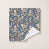 Voeg uw Initiaal toe | Cute Floral Sloth Pattern Bad Handdoek (Wasdoekje)