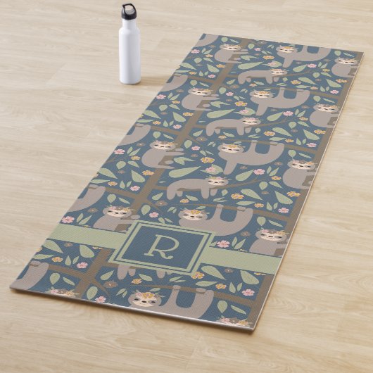 Voeg uw Initiaal toe | Cute Floral Sloth Pattern Yogamat (In situ)