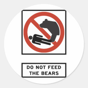 Voer het Beren Highway Sign niet uit (Joke Sign.) Ronde Sticker