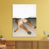 Voet en staart van gele labhond verborgen onder be canvas afdruk (Insitu (Woonkamer))
