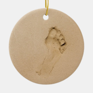 Voetafdruk op het strand keramisch ornament