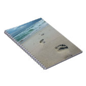 Voetafdrukken in het zand-notebook notitieboek (Rechterzijde)