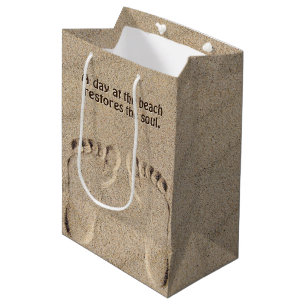 Voetafdrukken in zand met strandcitaat medium cadeauzakje