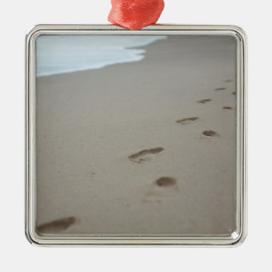 Voetafdrukken op een wit strand in Mozambique Metalen Ornament