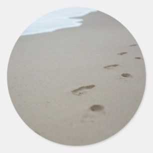 Voetafdrukken op een wit strand in Mozambique Ronde Sticker