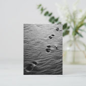 Voetafdrukken op zand briefkaart (Staand voorkant)