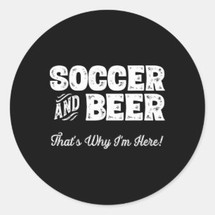 Voetbal en bier, daarom ben ik hier! Sportfan Ronde Sticker