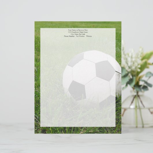 voetbal in Grass Gepersonaliseerd Briefhoofd (Staand voorkant)