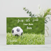 Voetbal is op groen gras save the date feestje kaart (Staand voorkant)