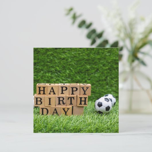 Voetbal met Happy Birthday-woord op groene auto Kaart (Staand voorkant)