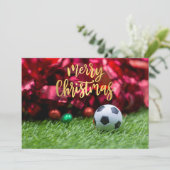 Voetbal met kerstversiering op groen feestdagenkaart (Staand voorkant)