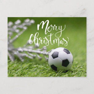Voetbal met kerstversiering op groen feestdagenkaart